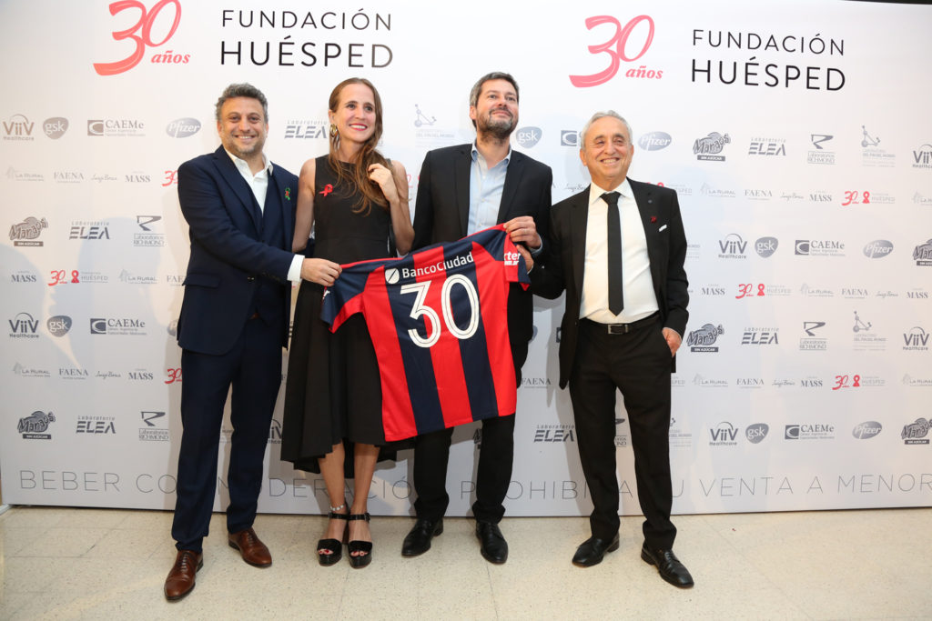 Leandro Cahn, Matías Lammens, su mujer y Pedro Cahn en la cena anual de Fundación Huésped por sus 30 años