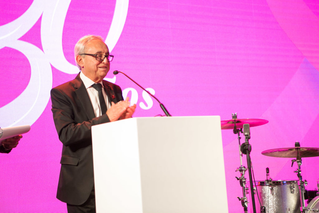 Pedro Cahn, fundador y director ceintífico de Fundación Huésped, ofreciendo el discurso de apertura de la cena por los 30 años de la fundación